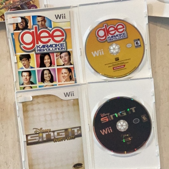 Karaoke Wii Games & Microphone Singing  Sing Disney Glee Dance Lot Of 4 Game - Picture 6 of 8